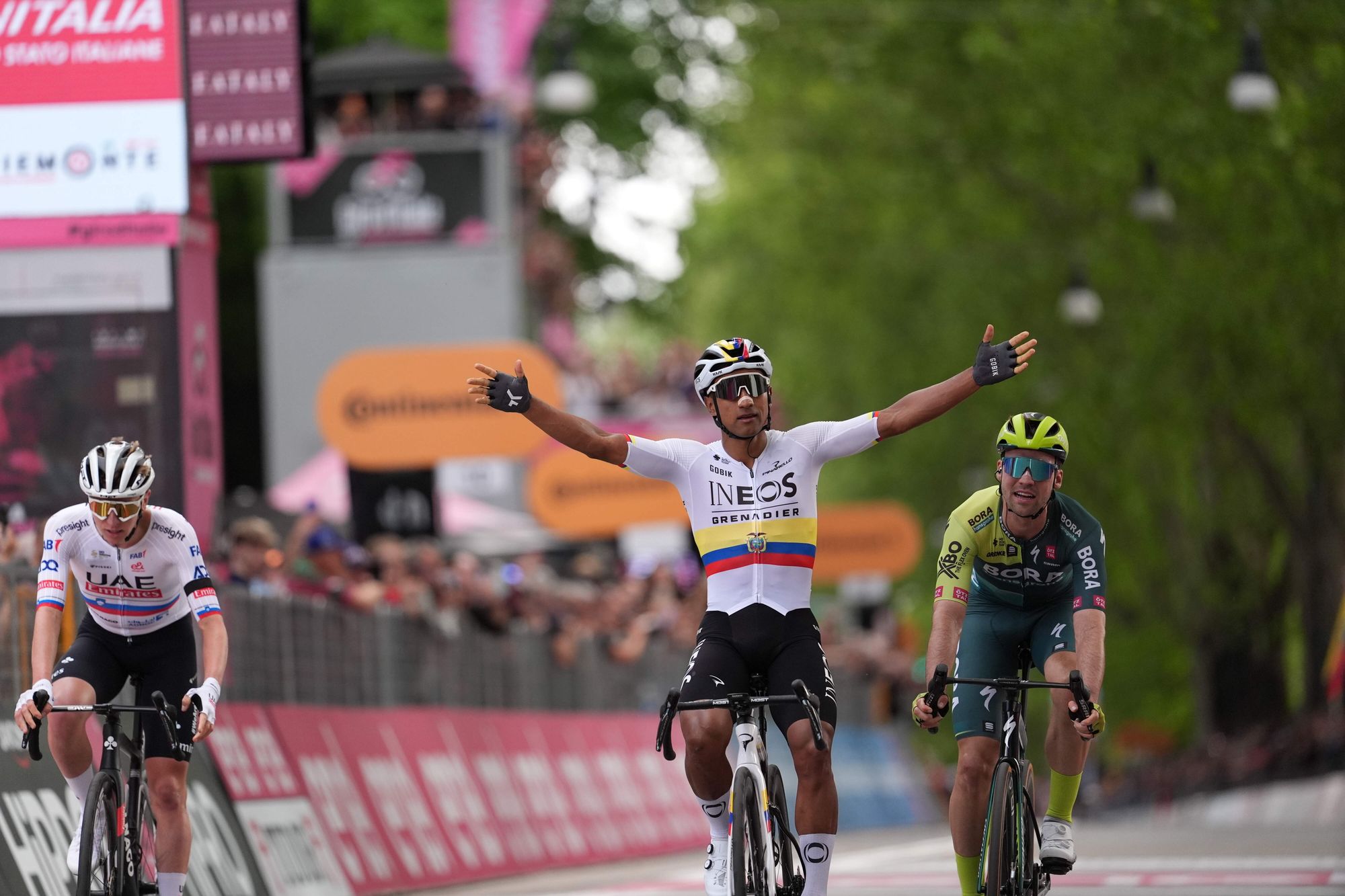 Jhonatan Narvaez vince la prima tappa del Giro d'Italia conquistando la prima Maglia Rosa