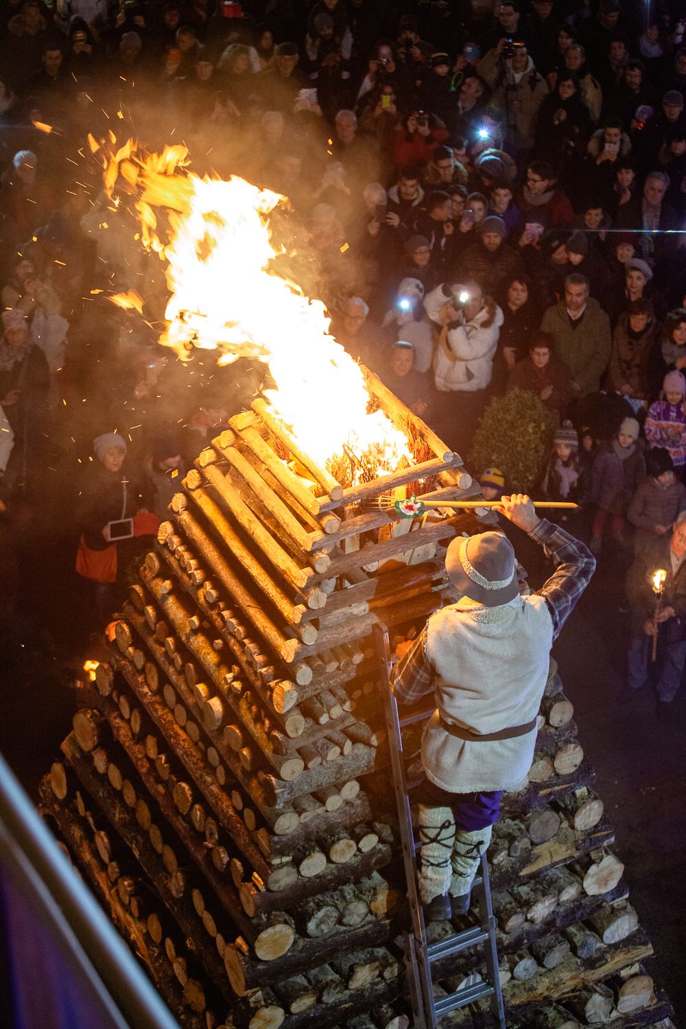 Il Natale di fuoco di Abbadia San Salvatore (SI):
la Città delle Fiaccole celebra una tradizione unica