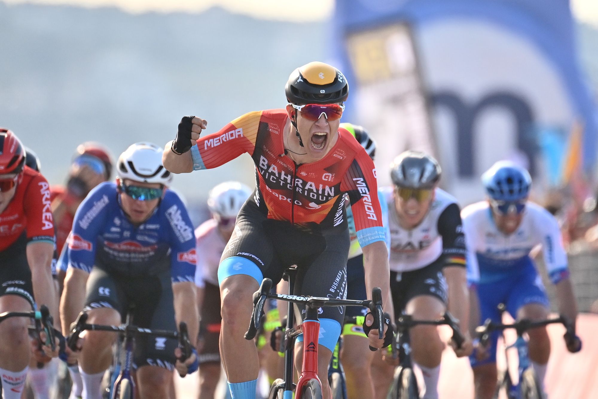 Jonathan Milan vince la seconda tappa del Giro d'Italia. Remco Evenepoel è ancora in Maglia Rosa