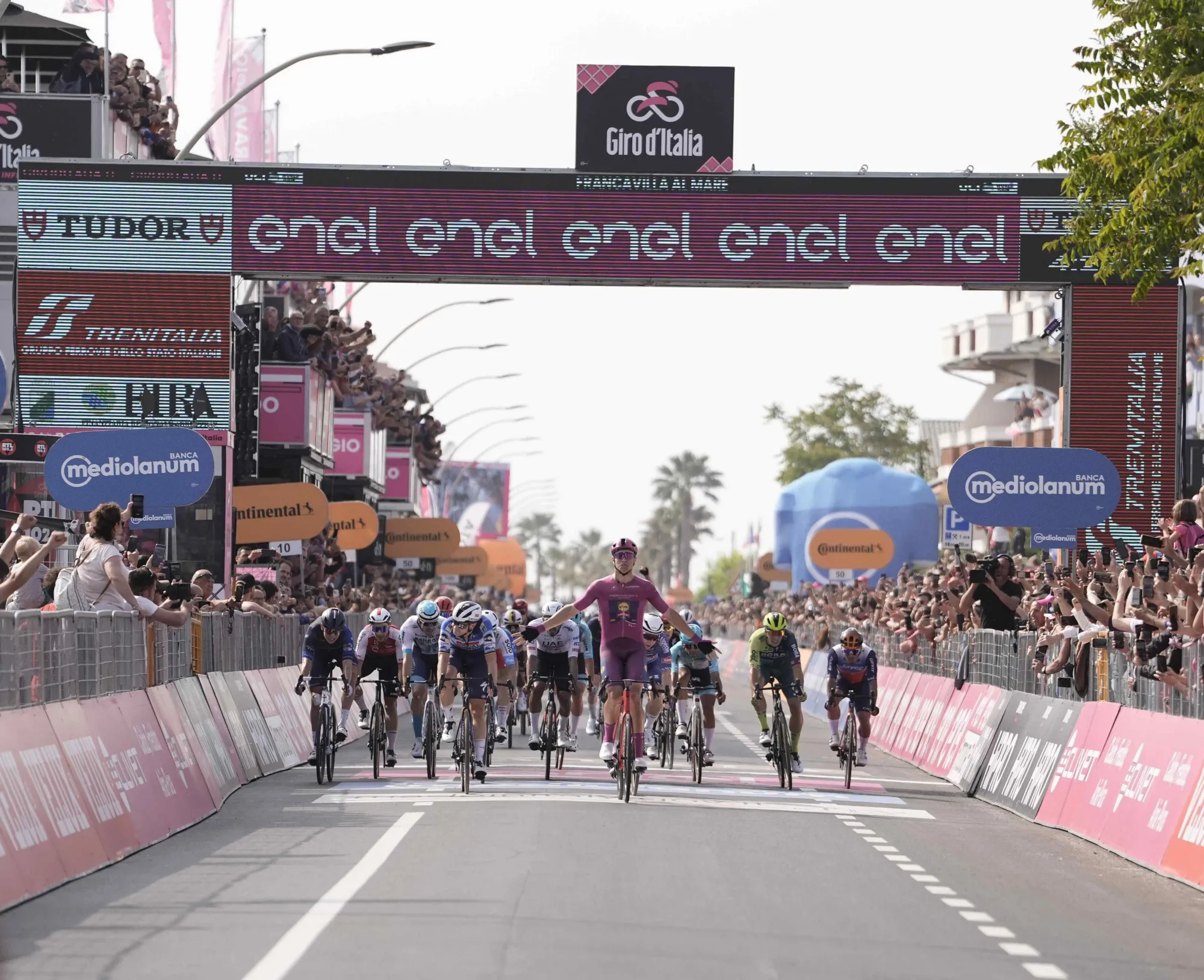 Jonathan Milan vince l'undicesima tappa del Giro d'Italia. Tadej Pogacar rimane in Maglia Rosa