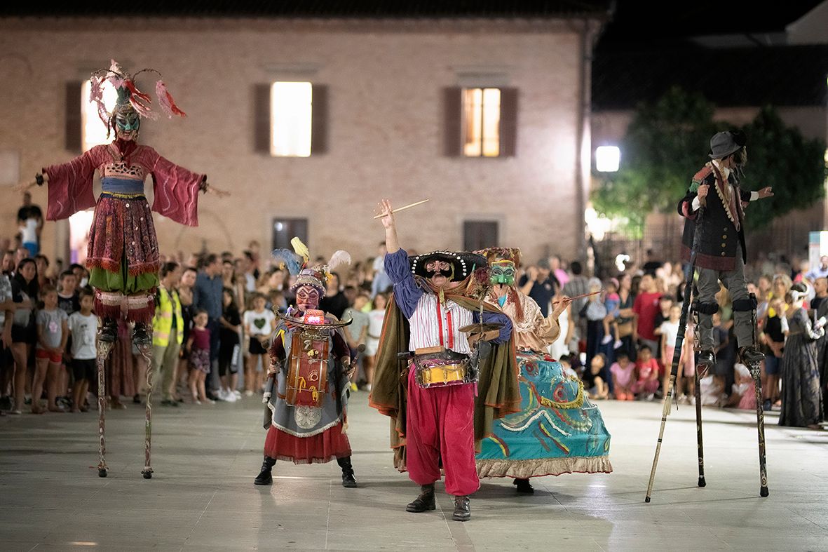 Lo storico spettacolo Fiesta del Teatro Due Mondi in scena a Quattro Castella (RE)