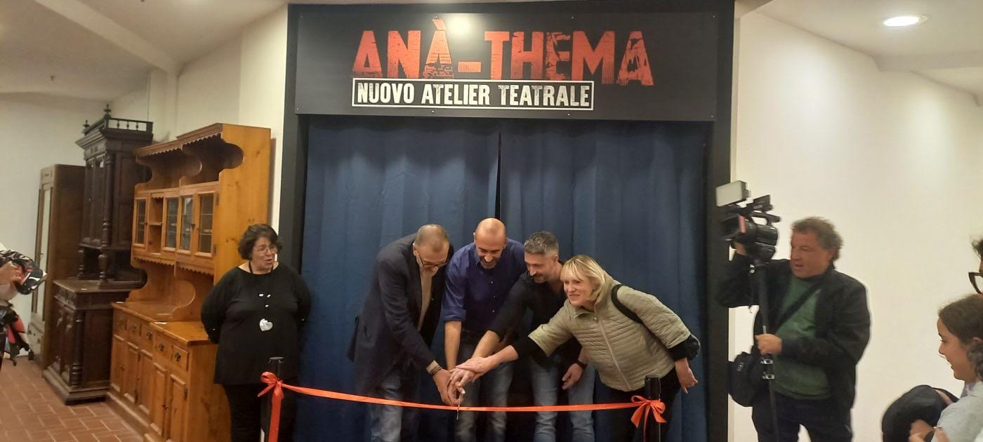 Il taglio del nastro oggi 24 ottobre, nei nuovi spazi a Città Fiera di Martignacco ANÀ-THEMA TEATRO HA UNA NUOVA CASA: “OGGI L'INAUGURAZIONE DI UN VIAGGIO”