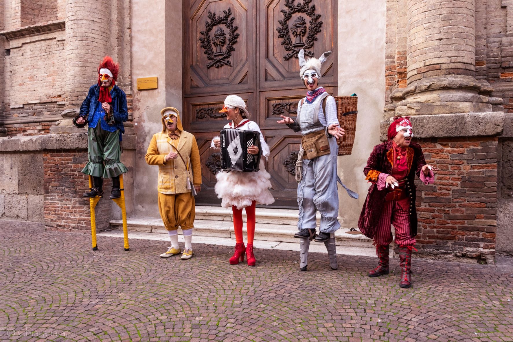 Gli animali-musicanti del Teatro Due Mondi scendono in strada: Carosello è in scena a San Gimignano