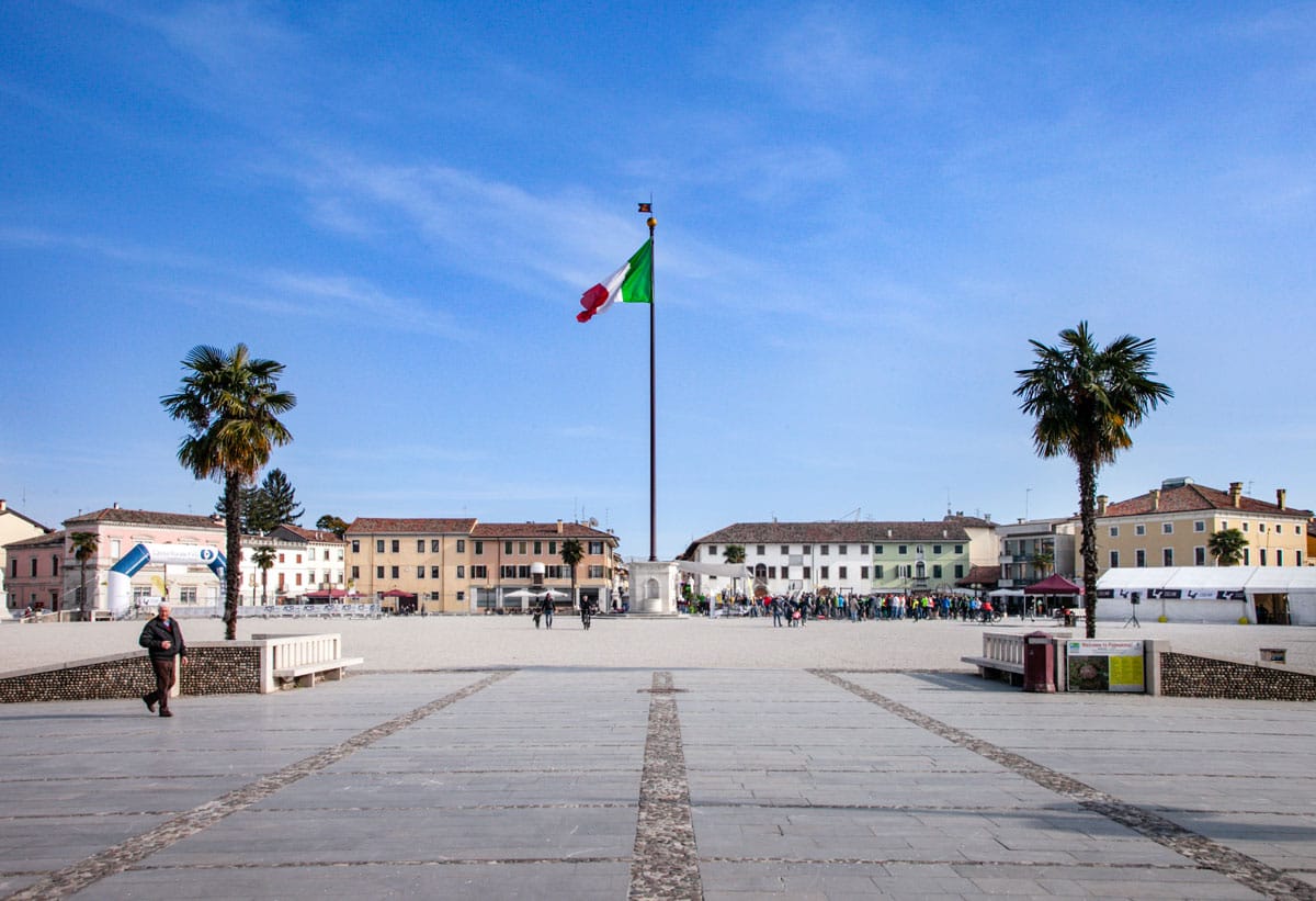 ANCHE LE STATUE PARLANO … NELLA PIAZZA GRANDE DI PALMA(NOVA) Domenica 23 marzo