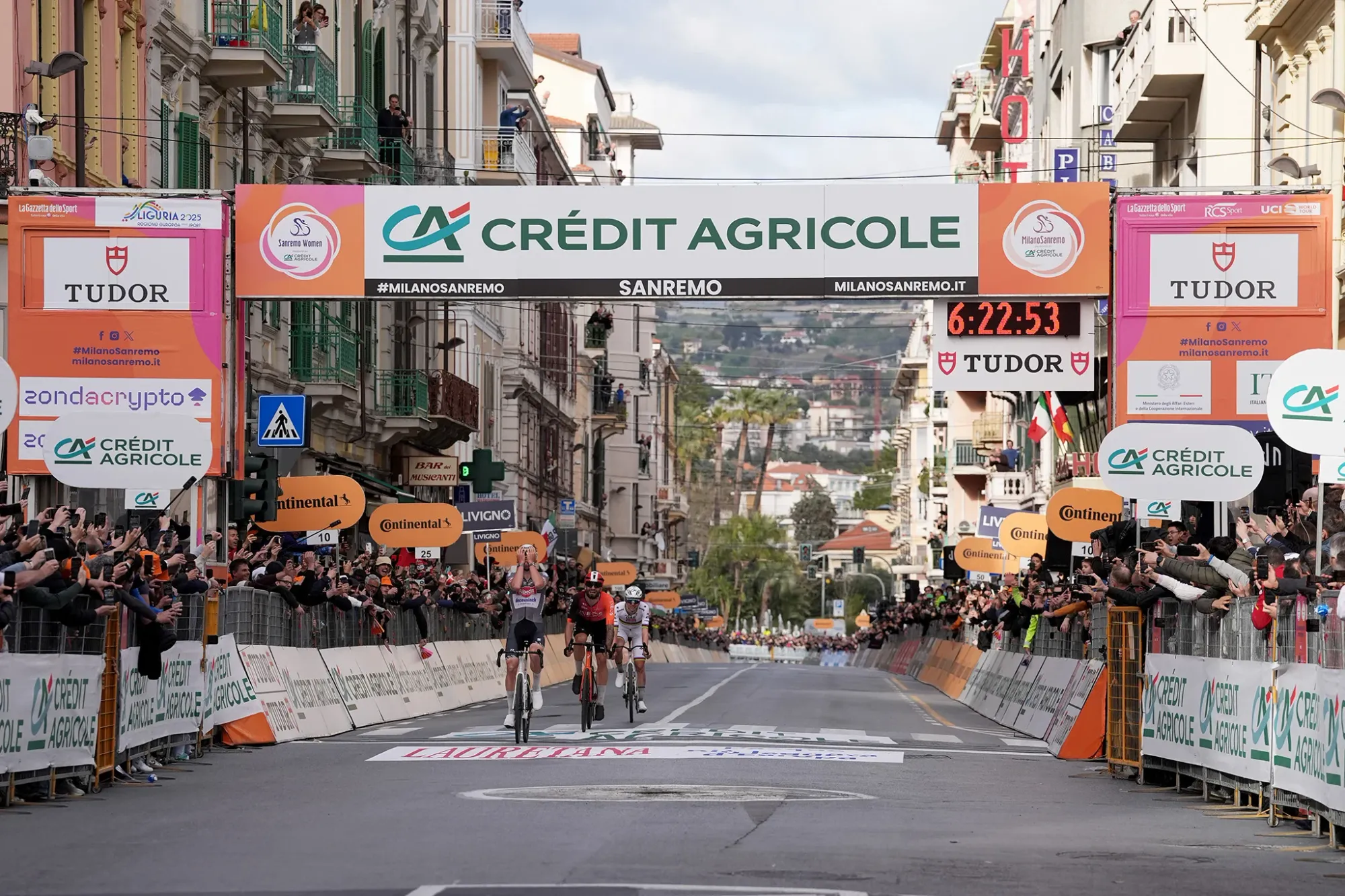 Mathieu Van der Poel vince la 116^ Milano-Sanremo