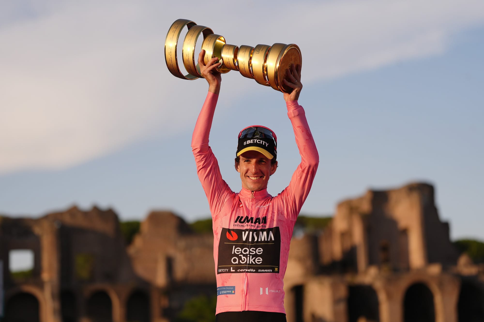 Simon Yates vince il Giro d'Italia 108. A Olav Kooij l'ultima tappa