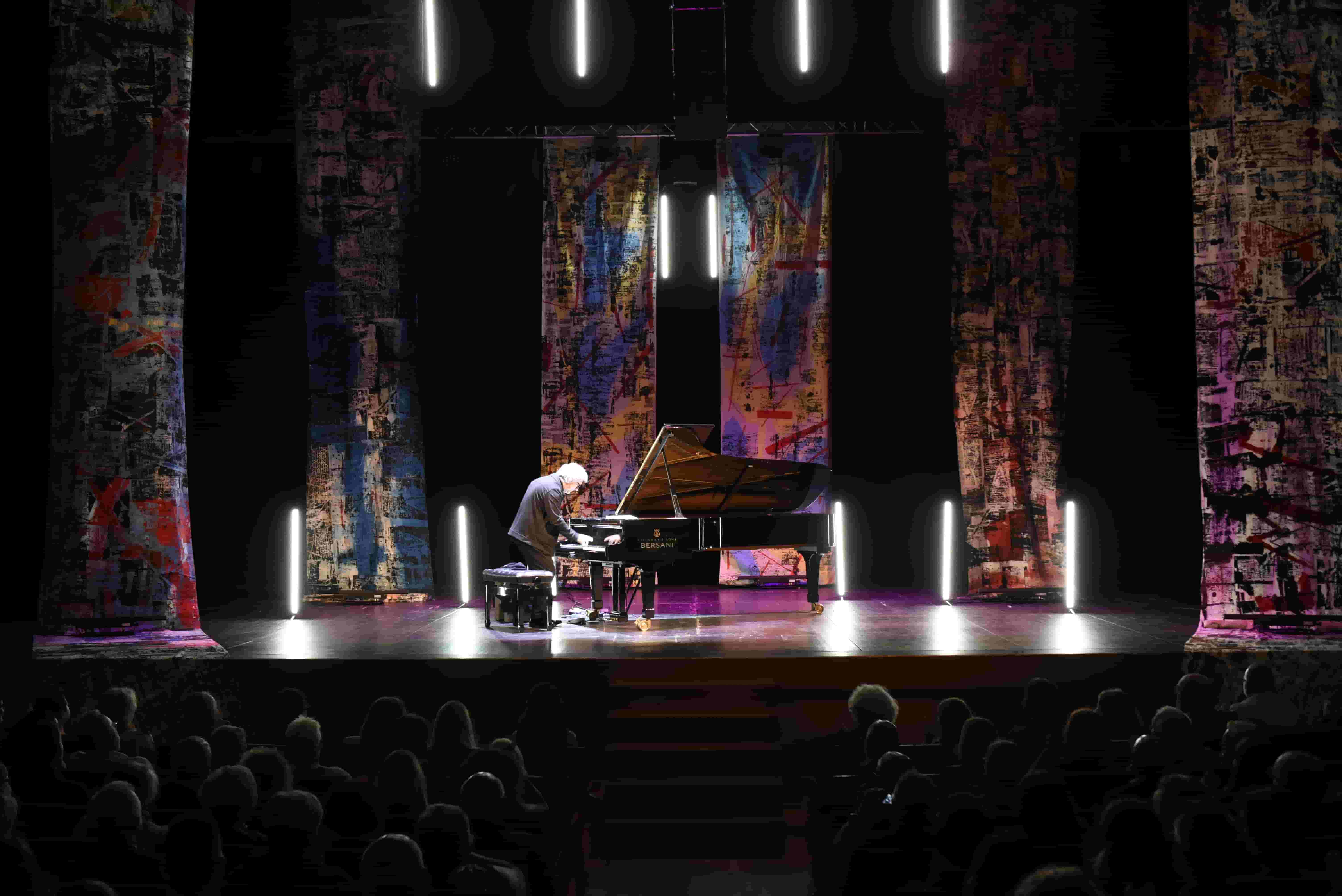 REMO ANZOVINO incanta Pordenone. Tutto esaurito al Teatro Verdi per il ritorno a casa del compositore e pianista pordenonese