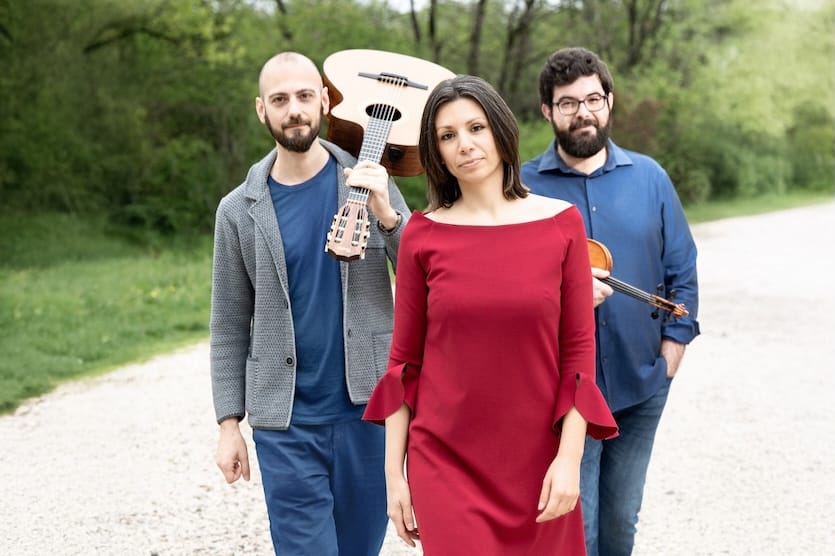 PALCHI NEI PARCHI: DOMENICA 17 AGOSTO (ALLE 11) ALL’ALPE VECCHIA DI FUSINE, IL CONCERTO ALPI / ALPEN / ALPE, UN’IMMERSIONE NELLA TRADIZIONE MUSICALE DEI BALCANI, DELL’ARMENIA E DELLA MUSICA KLEZMER