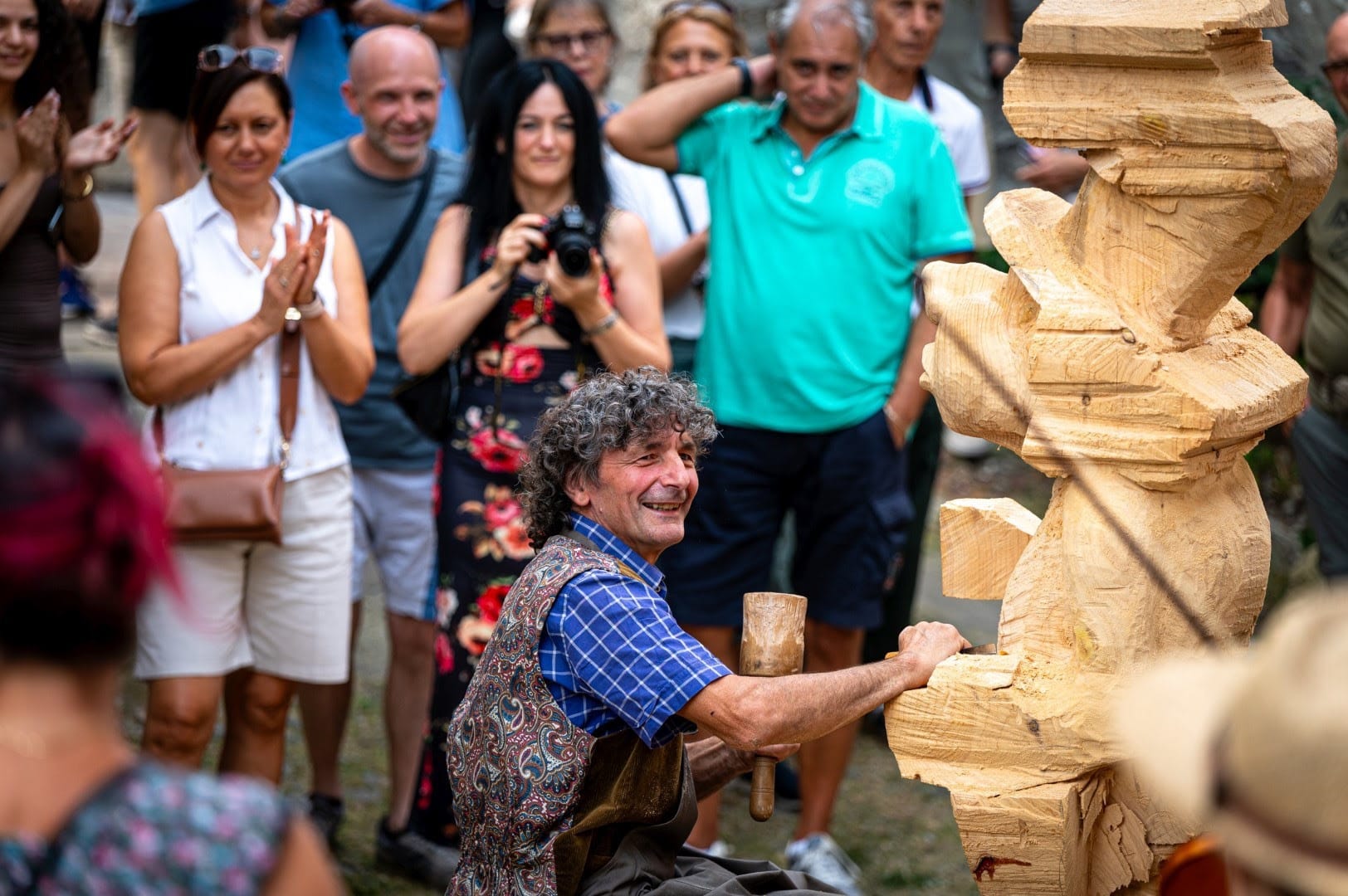 In Carnia, fra i monti del Friuli Venezia Giulia, domenica 7 settembre la Magia del Legno nel borgo di Sutrio
