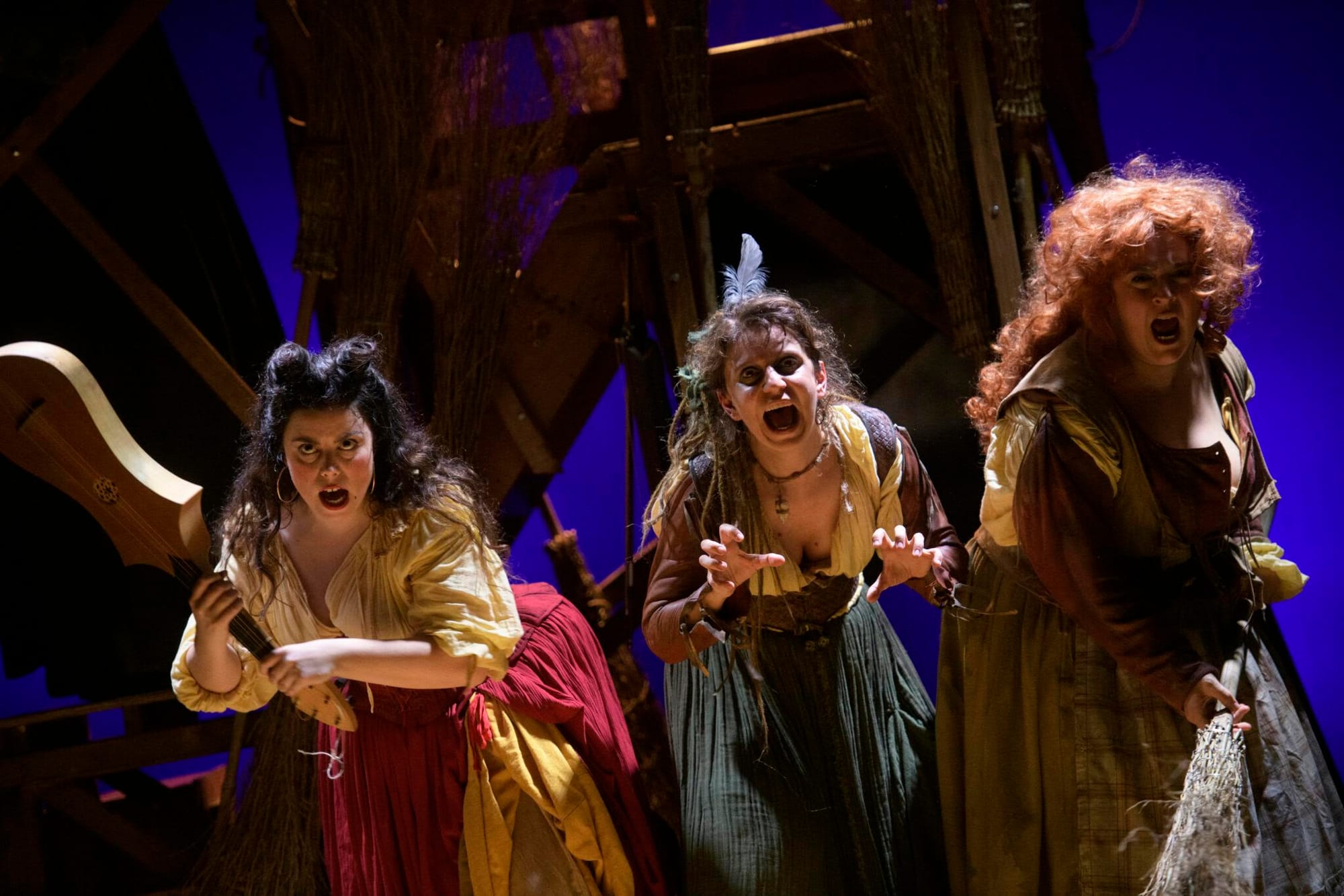 Sabato 29  al Teatro della Corte Osoppo STIVALACCIO TEATRO ARRIVANO LE “STRIGHE MALEDETTE”