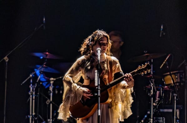 CARMEN CONSOLI giovedì 13 novembre al Teatro Nuovo Giovanni da Udine con "Amuri Luci", un atto di resistenza e poesia