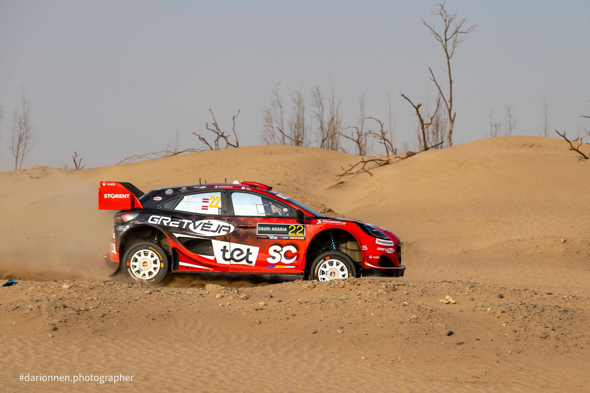 UNO STRAORDINARIO MARTJNS SESKS FA VOLARE LA FORD AL RALLY SAUDI ARABIA