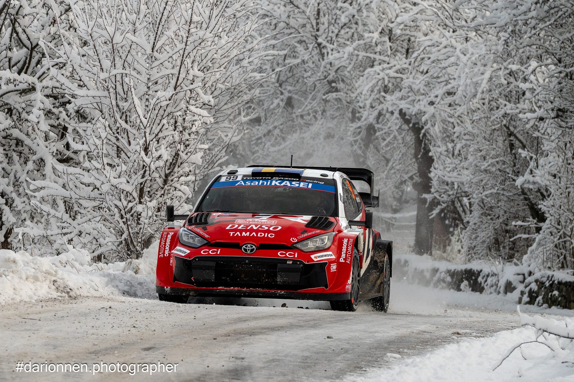 OLIVER SOLBERG CONQUISTA UN RALLYE MONTE-CARLO D’ALTRI TEMPI CON LA STORICA TRIPLETTA DELLA TOYOTA