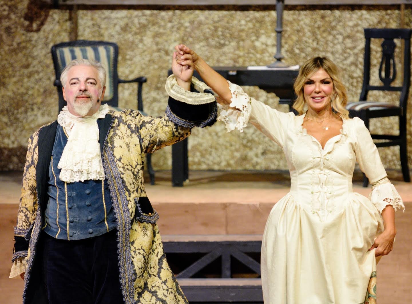 Sabato 21 febbraio, alle 20.45, al Teatro della Corte di Osoppo per la stagione firmata Anà-Thema Teatro LA SCUOLA DELLE MOGLI, MATILDE BRANDI E VITO CESARO