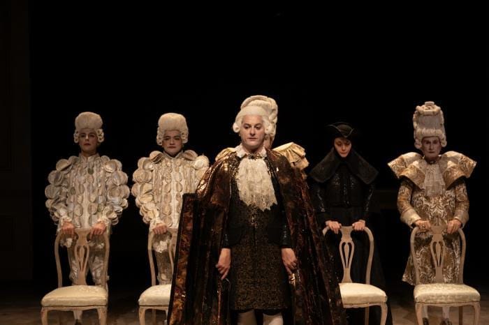 TEATRO COMUNALE DI CORMONS ‘Amadeus’ con Bruni, un’opera teatrale maestosa coi costumi di Marras La prima regionale il 18 febbraio
