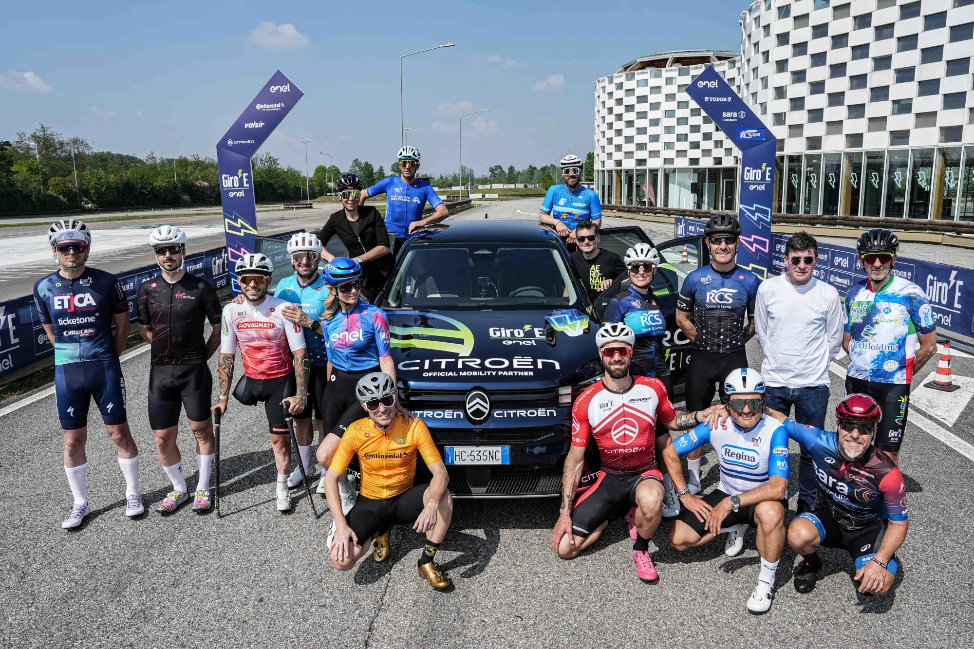 Giro-E Enel 2026. Ecco i team e le maglie!