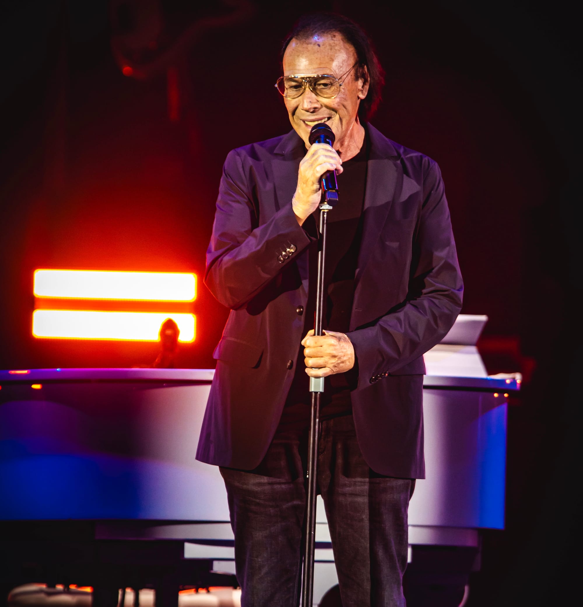 ANTONELLO VENDITTI - Il cantautore romano live il 15 luglio a Bibione, stella del festival Suoni di Mare in Piazzale Zenith