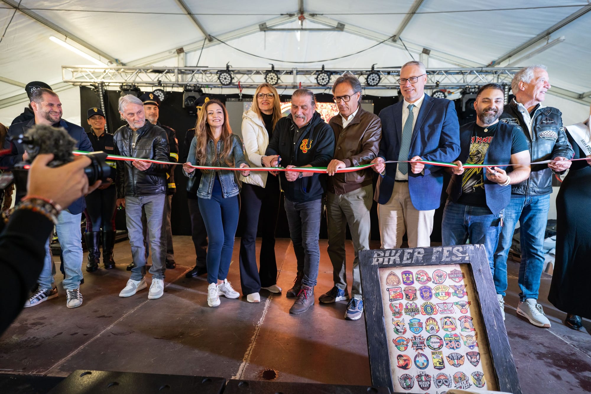 “King” Carl Fogarty e le Autorità locali e regionali al taglio del nastro della 40ª Biker Fest International