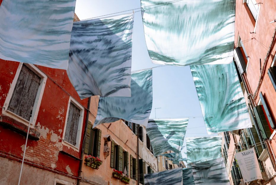 La “Marea” di Melissa McGill invade le calli di Venezia