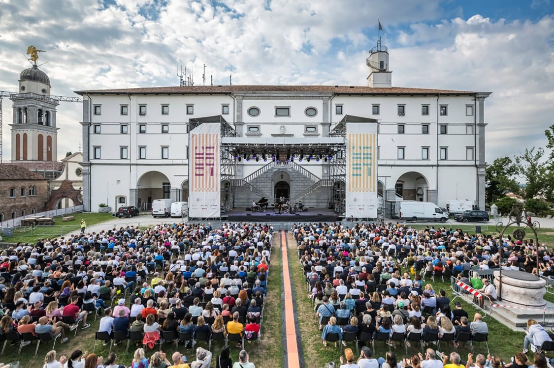 CONCERTO DEL RISVEGLIO sabato 4 luglio alle 7 del mattino in Castello a Udine con DIMARTINO, una delle voci più raffinate della nuova scena cantautorale italiana