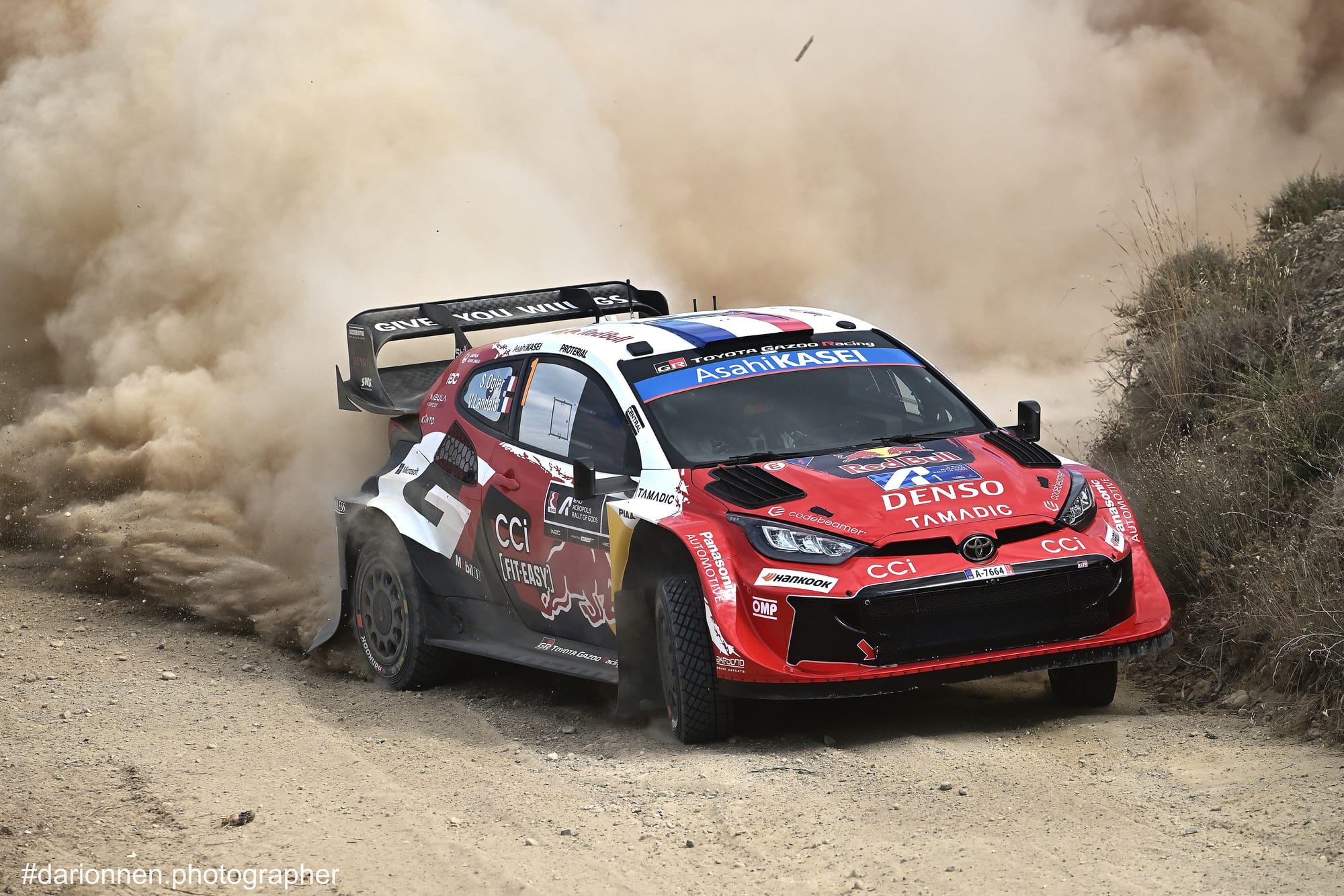 LA PRIMA GIORNATA DI GARA DEL RALLY ACROPOLIS E’ INIZIATA CON IL DUELLO FRA THIERRY NEUVILLE E SEBASTIEN OGIER