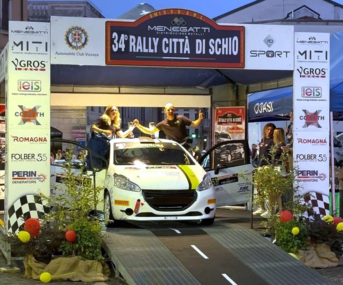DAVIDE GRAPUTTI E FRANCESCA COLLAVINO FESTEGGIANO LA VITTORIA DELLA COPPA RALLY 4A ZONA DI CLASSE RALLY4/R2