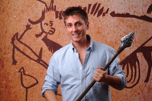 TEATRO LA CONTRADA: "CAVEMAN", L'ESILARANTE MONOLOGO SULLA COPPIA CONMAURIZIO COLOMBI, IL 30 NOVEMBRE AL TEATRO BOBBIO