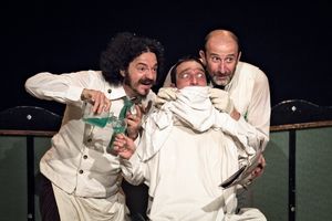 L'esilarante Nuova Barberia Carloni di Teatro Necessario inaugura la Stagione della Casa del Teatro di Faenza