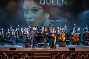 Serata da tutto esaurito, standing ovation e interminabili applausi ieri al Teatro Verdi di Pordenone per il concerto-evento di Remo Anzovino e l'Orchestra dell'Accademia Musicale Naonis