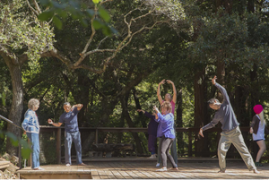 Il portico infinito: al via a Bologna i laboratori di danza per tutti con Simona Bertozzi e Fabrizio Favale