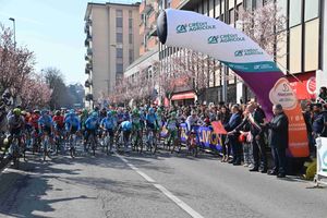 MILANO - SANREMO 2023 BUONGIORNO DA ABBIATEGRASSO! E' PARTITA LA CLASSICISSIMA