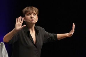 STAGIONE ANA-THEMA: DOMANI (13 aprile) "20 ANNI DI RISATE” TUTTE IN UNA SERA, A OSOPPO LA COMICITÀ DI DEBORA VILLA