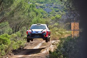 Lappi-Ferm, di rimonta, resistono in testa al Rally Italia Sardegna