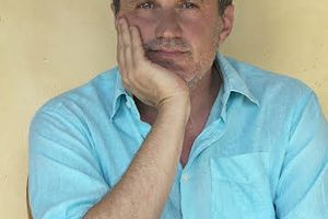 Incontri con l’autore e con il vino 2023: giovedì 27 luglio al PalaPineta nel Parco del Mare, appuntamento con Antonio Manzini