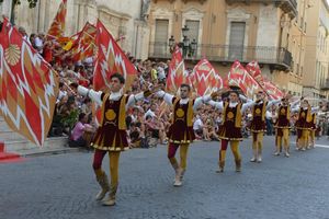 La Giostra Cavalleresca dalla parte degli animali. A Sulmona albando frustini, speroni, sbarra di partenza.
