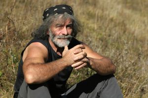 Incontri con l’autore e con il vino: giovedì 17 agosto l’immancabile appuntamento con Mauro Corona, che presenta Le cinque porte