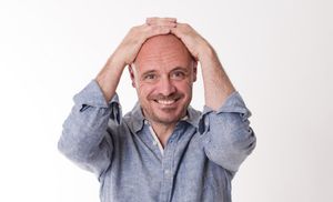 “Homo Modernus” di e con Leonardo Manera  17 agosto, alle 21, in Piazza dell'Unità d'Italia a Tarvisio