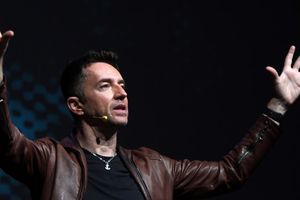 Nella terra di Battiato, ANDREA SCANZI mette in scena E ti vengo a cercare 3 settembre