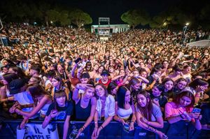 TEENAGE DREAM - Sabato 5 agosto a Lignano Sabbiadoro arriva la festa che sta spopolando nei festival di tutta Italia.