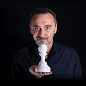 TORNA A GRANDISSIMA RICHIESTA  GIUSEPPE GIACOBAZZI in IL PEDONE. VENERDÌ 5 APRILE 2024 GRAN TEATRO GEOX - PADOVA