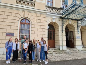 BLUE NOTTE GORIZIA FESTIVAL: PRESENTATI OGGI IN PIAZZA TRANSALPINA I 7 GIOVANI GIORNALISTI PROVENIENTI DA 4 DIVERSI PAESI EUROPEI IN VISITA A GORIZIA E NOVA GORICA PER RACCONTARE IL PERCORSO DI AVVICINAMENTO A GO2025