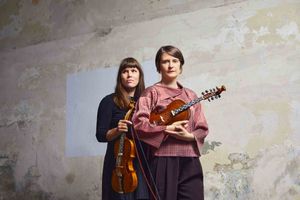 Al ParmaJazz Frontiere Festival le violiniste Benedicte Maurseth e Sarah Jane Summers e light design di  Randiane Sandboe.