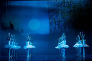 IL LAGO DEI CIGNI sulle musiche di Ciajkovskij con il BALLETTO DELL' OPERA NAZIONALE DI ROMANIA DI IASI al Teatro ROSSETTI di TRIESTE
