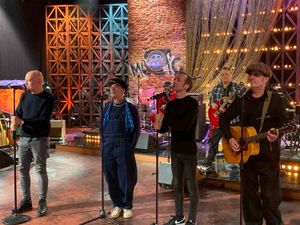 I Tazenda a Gli Occhi del Musicista di Enrico Ruggeri E l’anno prossimo sarà l’anno del ricordo di Murales