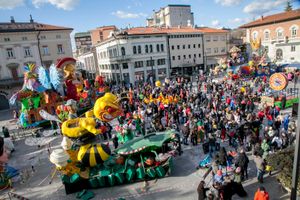 140° CARNEVALE MONFALCONESE, LA GIORNATA CONCLUSIVA, TRA CANTADA E LA GRANDE SFILATA