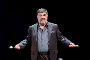 Chi è io?, commedia surreale che andrà in scena sabato 9 marzo a Cividale, poi il 15 a Sacile ed il 16 e 17 a Monfalcone