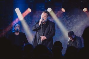 RUSSELL CROWE  L'attore premio Oscar porta al Festival di Majano la sua anima rock. Live il 1° agosto con The Gentlemen Barbers