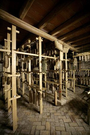 A Sutrio Fums, profums, salums Festa del gusto in Carnia. Protagonista il maiale, re della tavola.