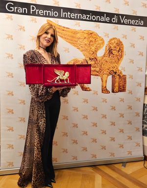 Il Leone d'Oro 2024 alla cantautrice e performer SHARA: alla 'Voce del Sud' il Gran Premio Internazionale di Venezia