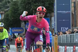 Jonathan Milan vince la quarta tappa della Tirreno-Adriatico e diventa la nuova Maglia Azzurra